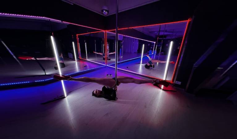 Pole dance photo