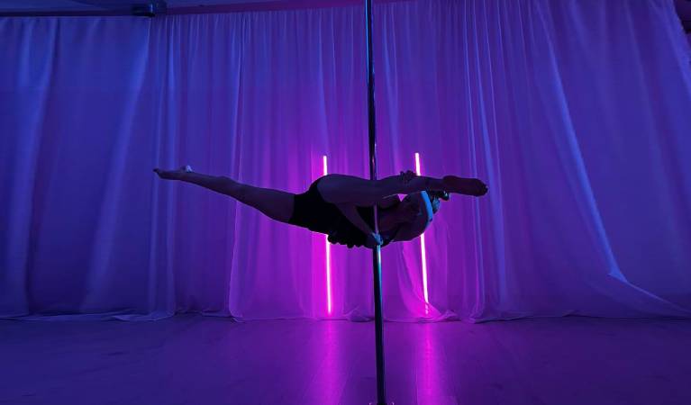 Pole dance photo